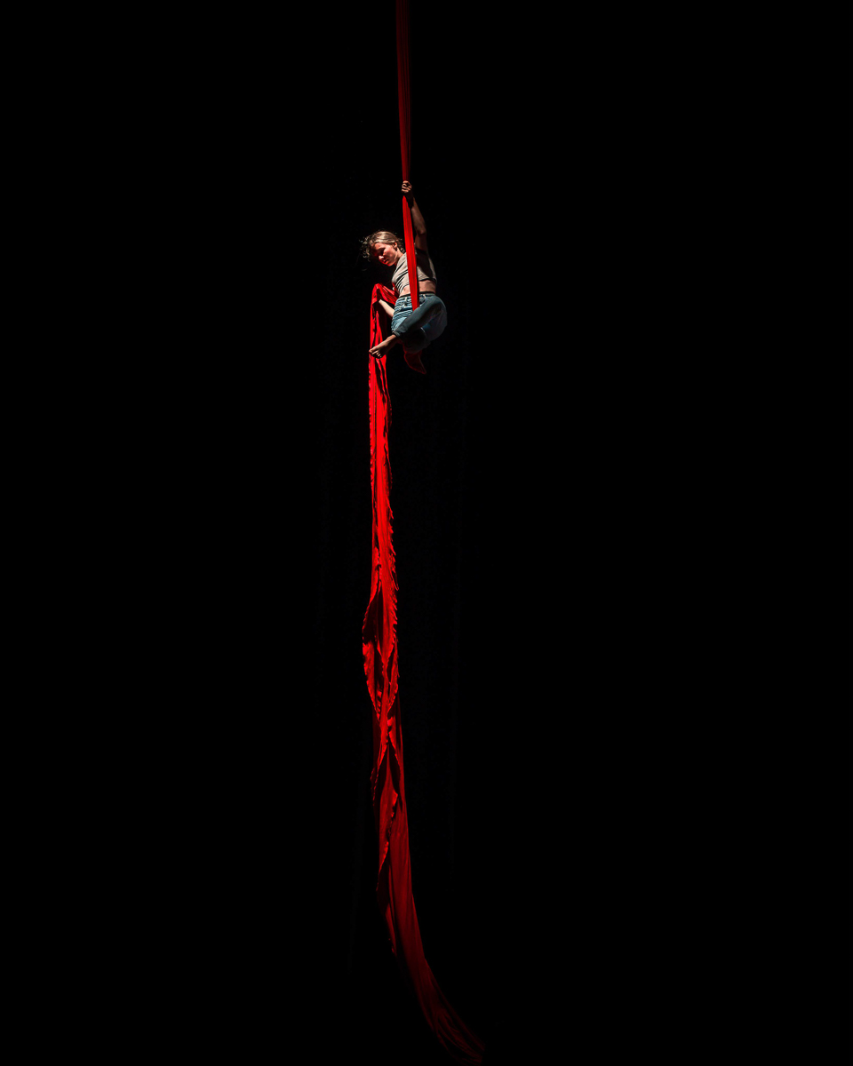 Akrobacie na šálách Dance festival Trutnov