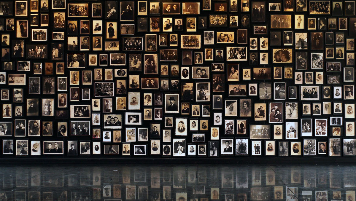 Osvětim zeď s fotografiemi