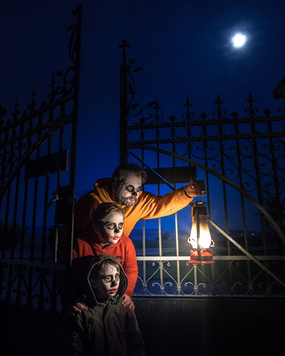 Halloweenská noc portrét na hřbitově