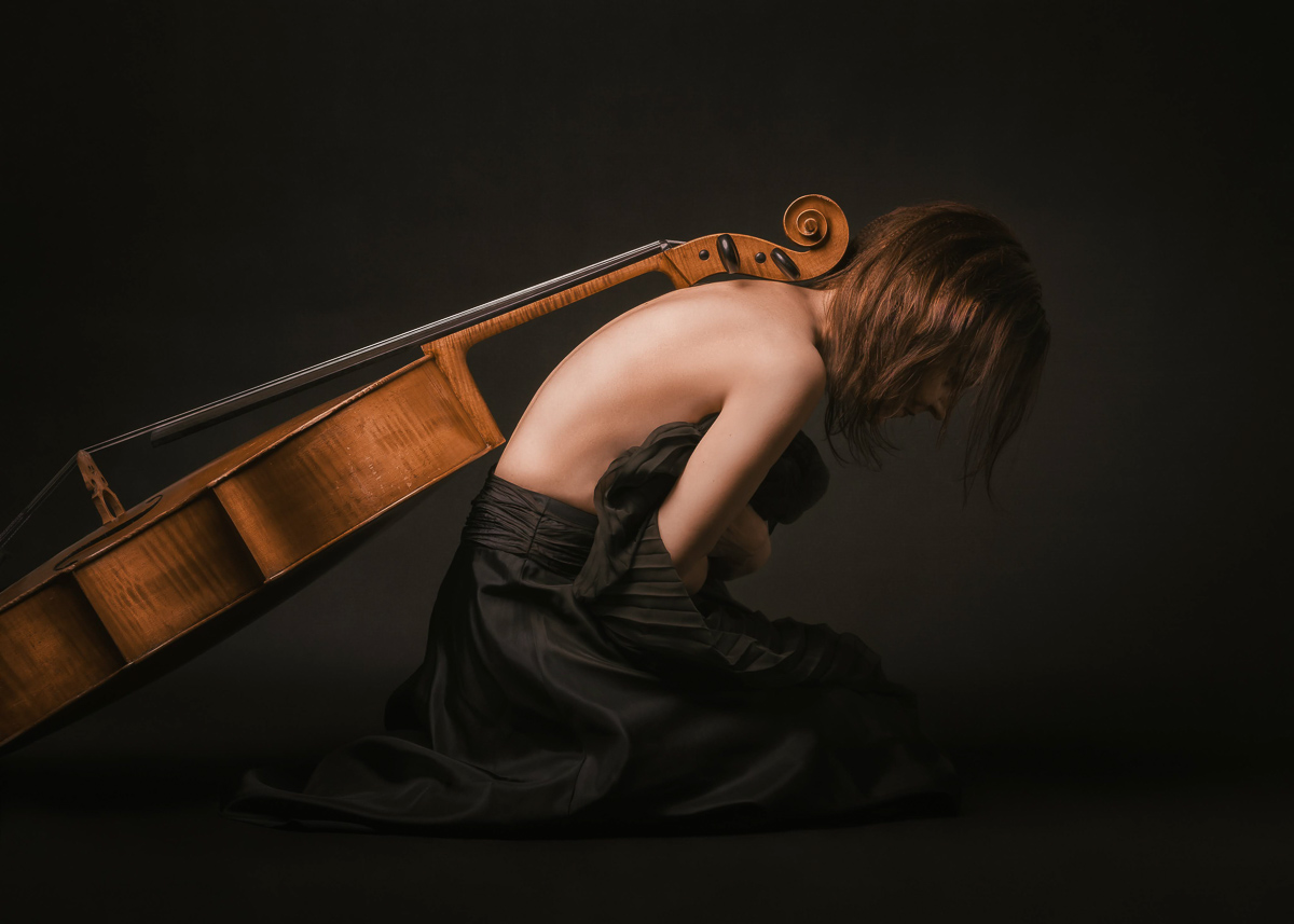 Violoncellistka portrét